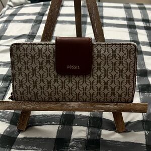 🔖 Fossil Signature Brown and Cream Clutch